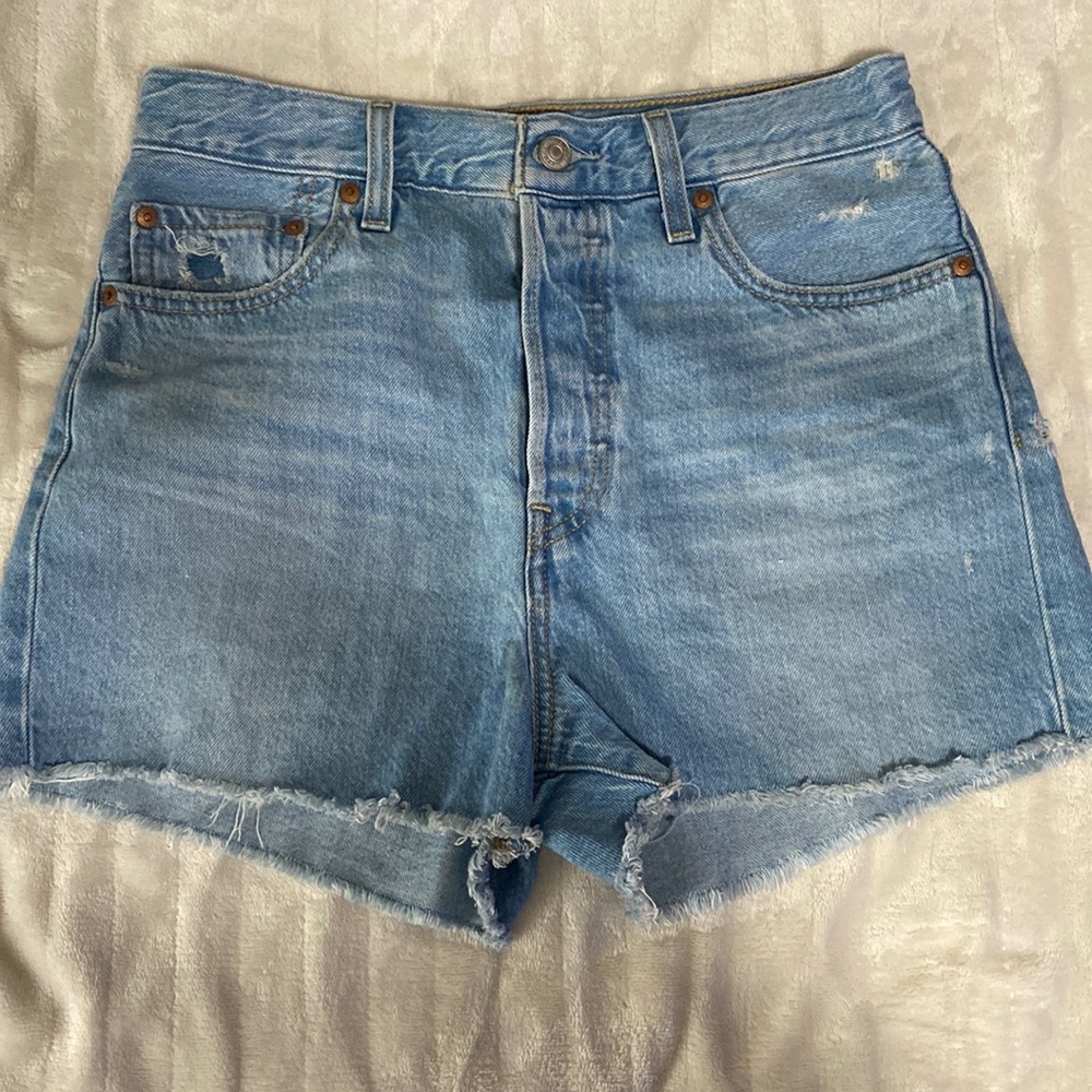 Levi’s Highrise Ribcage Shorts